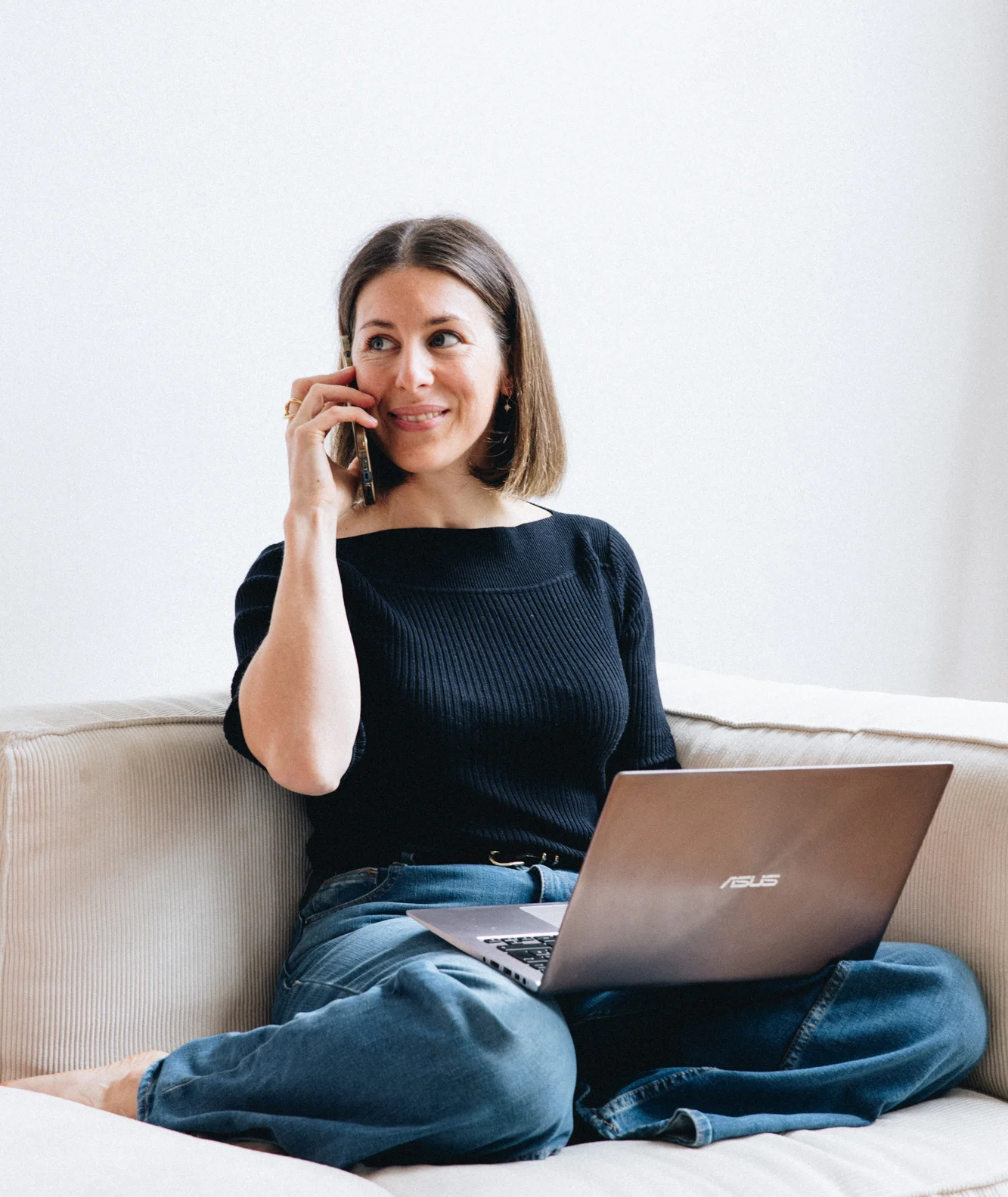 Anaïs on the phone with a laptop on her lap